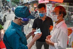 Nên cho người đã tiêm đủ 2 mũi vaccine trở lại sản xuất