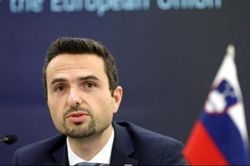 Bộ trưởng Quốc phòng Slovenia: Afghanistan thất thủ ngỡ ngàng là vì tiền!