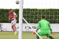 Arsenal bị 'ném đá' khi đá thật thua tan tác, đá đùa thắng tưng bừng
