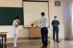 Nữ điều dưỡng nghẹn ngào bái vọng cha trước bàn thờ tại khu cách ly