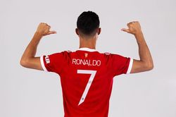 CHÍNH THỨC: Ronaldo mặc áo số 7 huyền thoại ở Man Utd