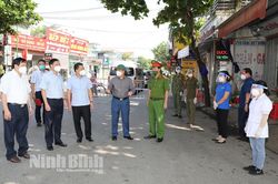 Đồng chí Phó Bí thư Thường trực Tỉnh ủy kiểm tra công tác phòng chống dịch tại một số địa phương trong tỉnh