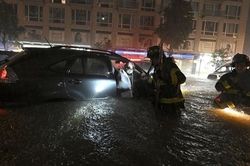 Mưa lũ làm chết 43 người, nhấn chìm bờ Đông nước Mỹ