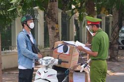 Hà Nội: Muôn vàn lí do thông chốt chỉ để vào chợ Thành Công