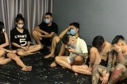 Đột kích tiệm nail, bắt 3 cô gái cùng 6 thanh niên xăm trổ bay lắc