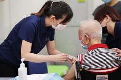 Singapore tiêm mũi vaccine thứ 3 cho người trên 60 tuổi trước tiên