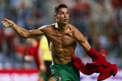 HLV Wenger hoài nghi khi Ronaldo về MU