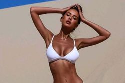 Nữ du khách mặc bikini lên máy bay