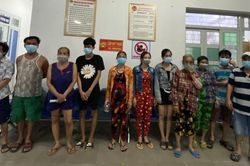13 người đánh bạc sau khi nhận tiền hỗ trợ của nhà nước bị phạt 180 triệu