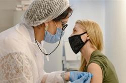 Nhiều quốc gia đẩy mạnh phân phối và tiêm chủng vaccine ngừa COVID-19