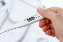 F0 điều trị tại nhà sốt cao không hạ thì cần phải làm gì?