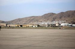 Sân bay ở Kabul chuẩn bị mở lại dù Taliban chưa chiếm được 'lãnh địa đối kháng cuối cùng'