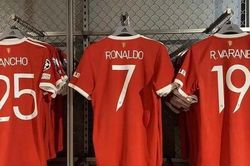 Tôm hùm bông 20 triệu đồng/con hút khách, áo đấu Cristiano Ronaldo cháy hàng
