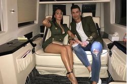 Ronaldo cùng bạn gái và các con đã đến Manchester