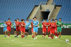 Tuyển Việt Nam 'luyện công' giữa bão chấn thương