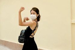 Khả Ngân mặc váy khoe lưng trần đi tiêm vác xin, lộ diện sau khi tuột cân không kiểm soát