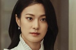 Bạn gái phát hiện tôi vẫn nói chuyện với người yêu cũ, cô ấy không ghen mà còn làm một việc khiến tôi sợ xanh mắt