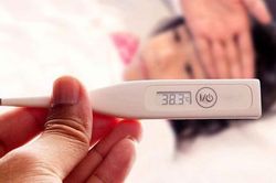 Trẻ bị sốt virus, cha mẹ cần lưu ý gì?