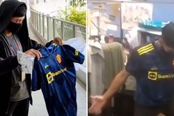 Được học trò tặng áo Manchester United, thầy giáo Singapore phản ứng chứng tỏ 'fan cứng'