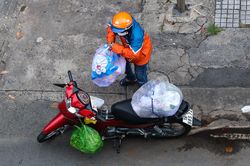Shipper tại TP.HCM cân nhắc 'chạy đơn ngoài'