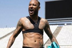 Neymar khoe cơ bụng sau khi bị chê thừa cân