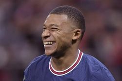PSG níu kéo Mbappe