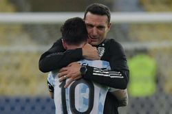 HLV Argentina sợ hãi khi Messi bị đạp vào đầu gối