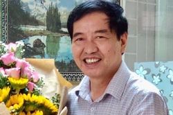 Bùi Mạnh Nhị: 'Rót cho đầy vĩnh cửu/ Uống cho cạn thoáng qua'