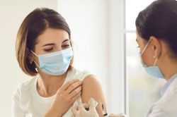 Nổi hạch sau tiêm vắc xin Covid-19 có sao không?