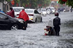 Học sinh Hải Phòng đội mưa, bì bõm lội nước về sau lễ khai giảng năm học đặc biệt