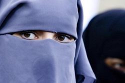 Lính đặc nhiệm Anh giả gái đánh lừa Taliban để đến được sân bay Kabul