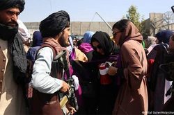 Taliban dùng hơi cay giải tán phụ nữ Afghanistan xuống đường biểu tình