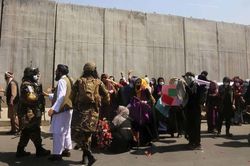 Taliban dùng hơi cay giải tán phụ nữ Afghanistan xuống đường biểu tình