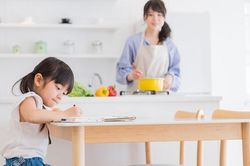 Dạy con chủ động làm bài về nhà cha mẹ không thể bỏ qua 11 điều này