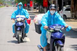 Shipper áo xanh mang thực phẩm đến người dân 'vùng đỏ' thành Vinh