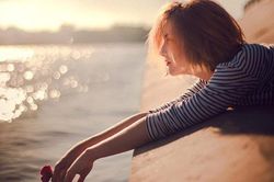 Nửa đêm chị gái gọi điện nhờ cứu giúp, chồng tôi lạnh lùng phán một câu khiến tôi thấm thía