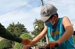 Sự thật ngỡ ngàng sau đoạn clip 'bé trai mất mẹ', nghẹn ngào khai báo với tổ công tác ở chốt kiểm dịch