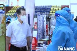 Đẩy nhanh tiến độ tiêm vắc-xin, mỗi người dân ít nhất một mũi