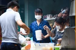 Hàng ăn ở vùng xanh huyện Gia Lâm được bán mang về