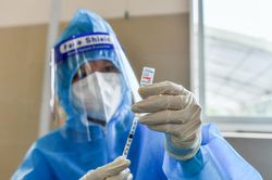Bộ Y tế nói về việc cho người tiêm đủ 2 mũi vaccine ra đường