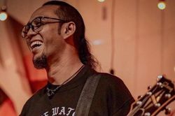 Nghệ sĩ Indonesia đột tử khi đang biểu diễn