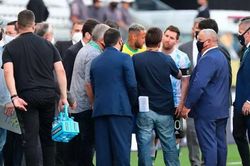 Messi nói gì khi thấy đồng đội ở tuyển Argentina bị bắt đi?