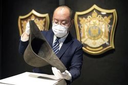 Đấu giá chiếc mũ của Hoàng đế Napoleon được xác định nhờ ADN