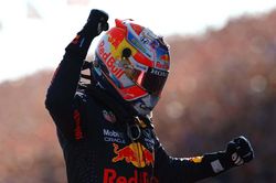 Max Verstappen nâng cúp trên sân nhà