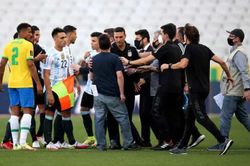 Sững sờ trận Brazil - Argentina đá 8 phút bị dừng, 4 cầu thủ Argentina bị đòi trục xuất