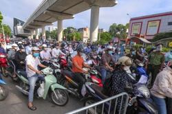 Hà Nội: Ùn tắc nghiêm trọng tại chốt kiểm soát 'vùng đỏ' vào sáng đầu tuần
