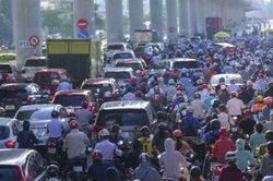Mệt mỏi vì quy định giấy đi đường thay đổi 'xoành xoạch'