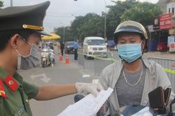'Cấp giấy đi đường ở Hà Nội vội vàng, ít hàm lượng công nghệ'
