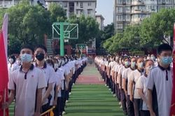 Học sinh Vũ Hán trở lại trường khai giảng như chưa từng có dịch
