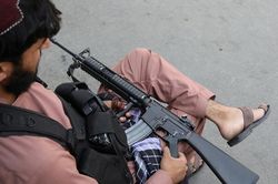Taliban tước vũ khí, bắt giữ các thành viên bắn súng chỉ thiên